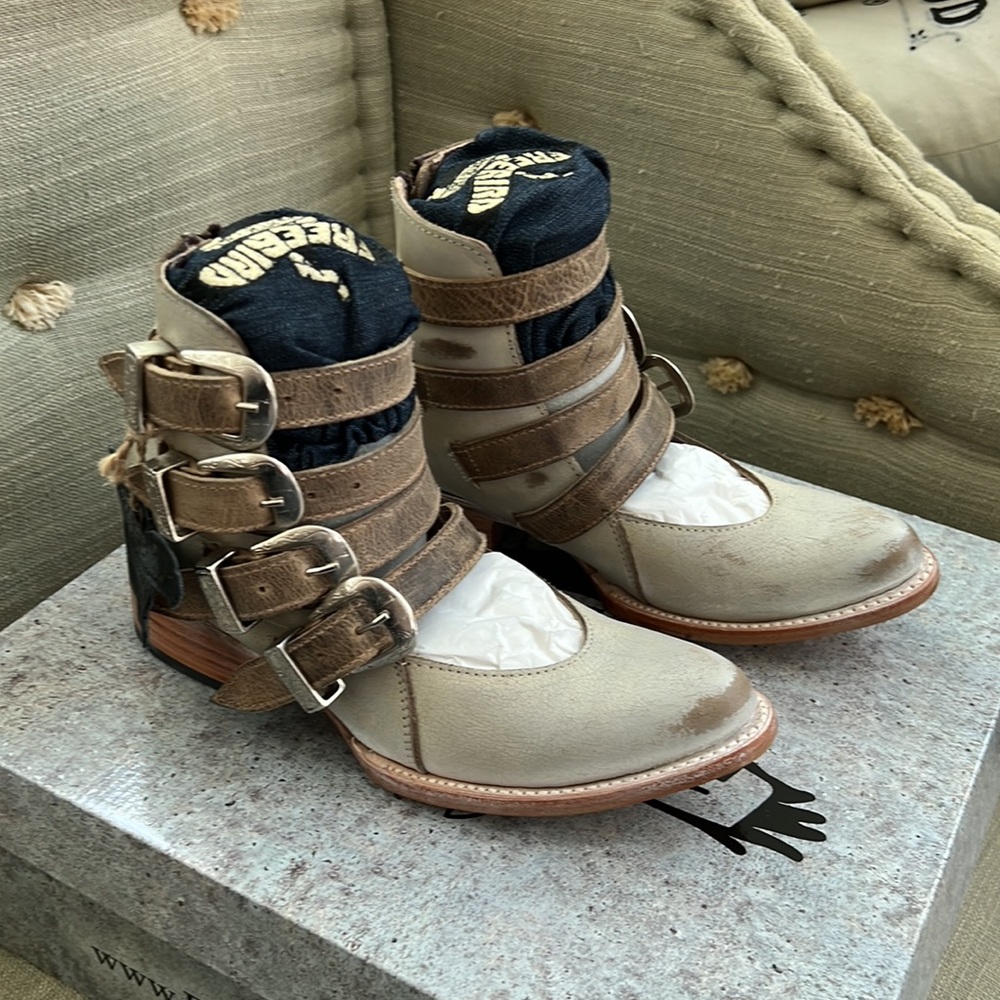 Freebird Scarlet  in Beigh Mulit. Size 7